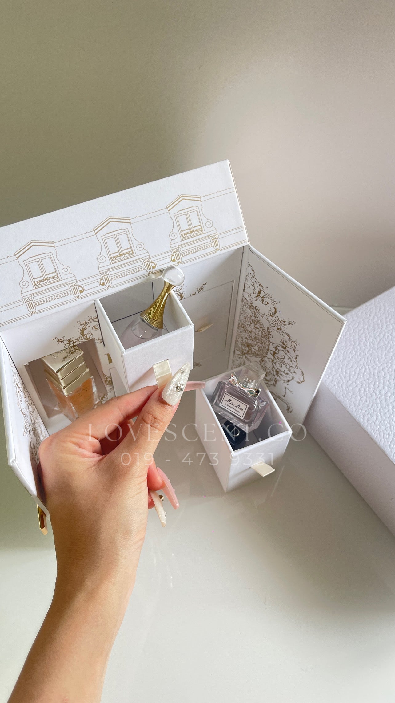 DIor Montaigne Castle Set