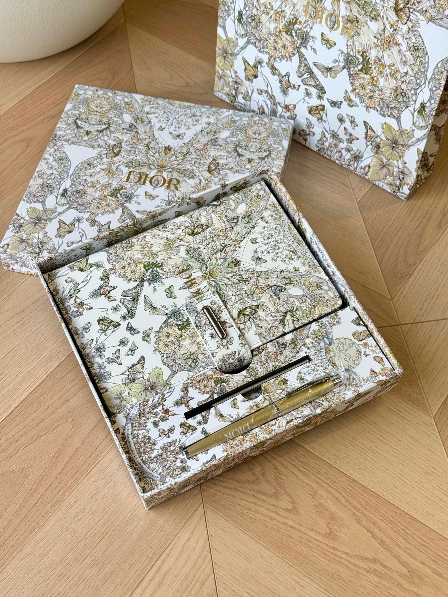 Dior Holiday Notebook Set – LoveScent